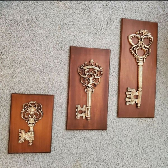 Vintage syroco retro gold tone skeleton keys